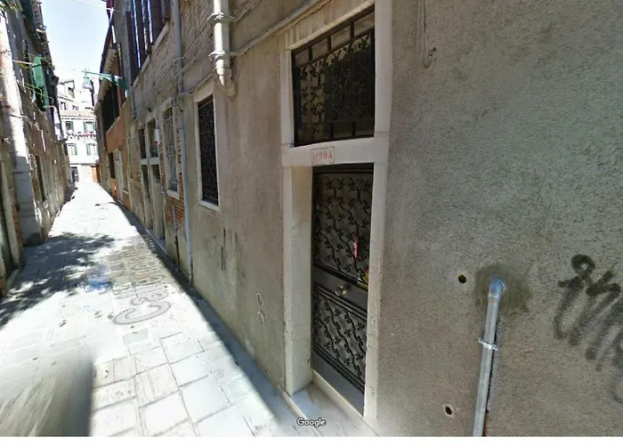 Sestiere Dorsoduro Venezia, a due passi dal ponte dei Pugni